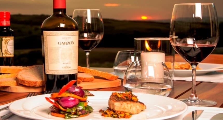 Los vinos de Bodega Garón son la compañía ideal de sabrosos platos con los mejores productos de la zona.