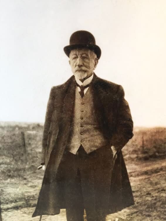 Hombre de letras y empresario marítimo, el uruguayo Antonio Lussich también se dedicó a la fascinante labor de la arboricultura, concibiendo en Punta Ballena una auténtico refugio natural.
