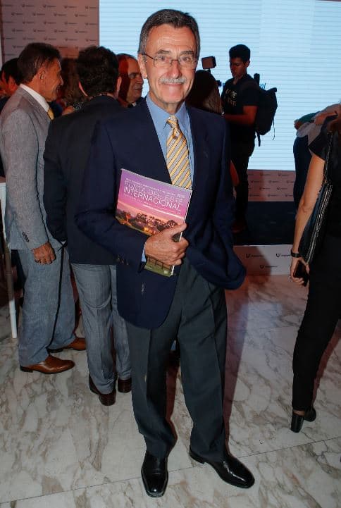 Pancho Ibañez, con el Anuario Coleccionable Punta del Este Internacional 2016.