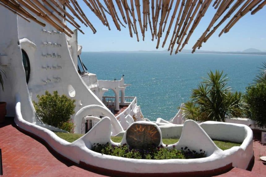 Casapueblo fue edificada alrededor de “La Pionera”, una casilla de madera que en la década del 60' era el único refugio del lugar...