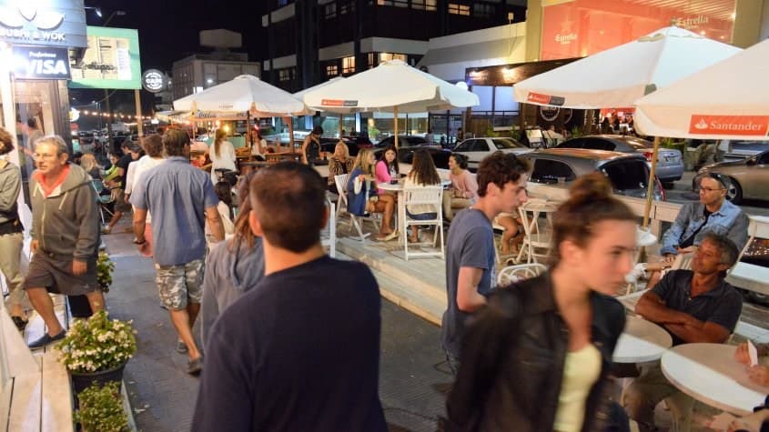 Calle 27, la cuadra del verano en Punta: food trucks, comida gourmet, cervezas artesanales y más
