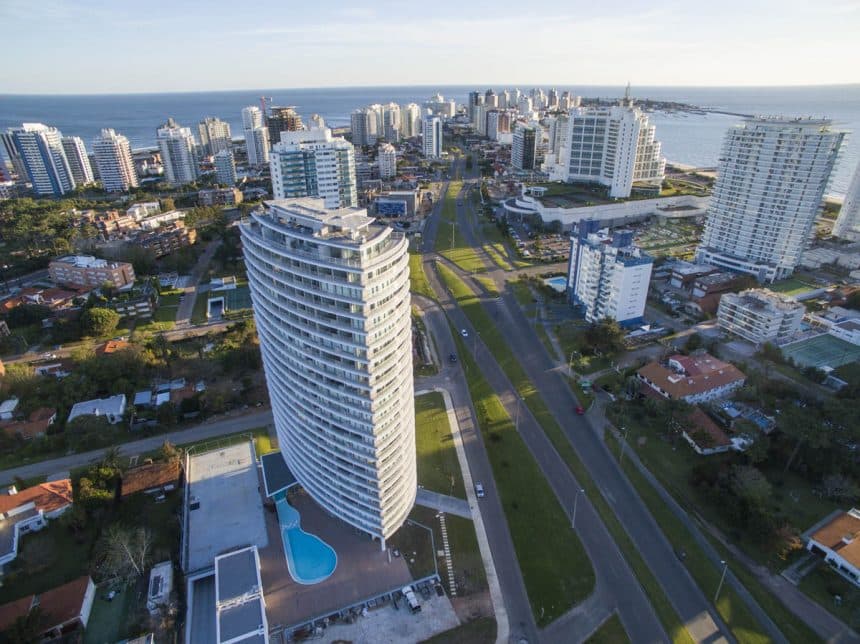 Alexander Boulevard , entre la Playa Mansa y a pasos del Puerto de Punta del Este.