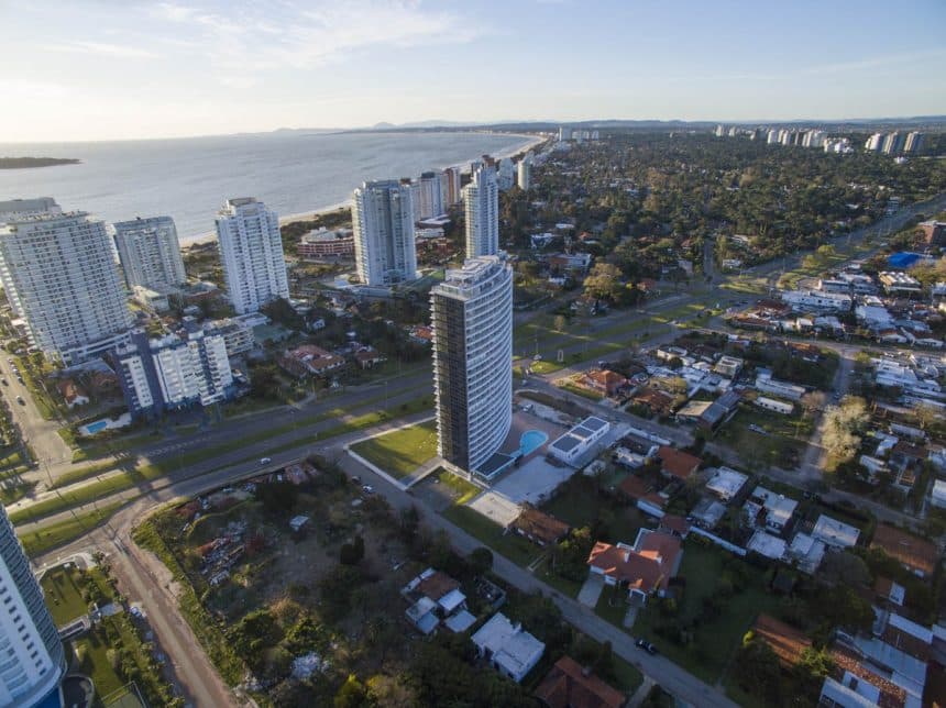 Lujosas amenities con piscina outdoor e indoor, busineszzs center, gimnasio y home theatre ofrece el lugar ideal para vivir todo el año.