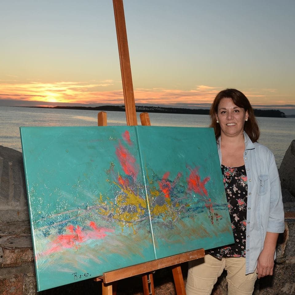 Gabriela Rieiro, la artista que pinta el «alma del vino», exhibió sus obras en Beijing