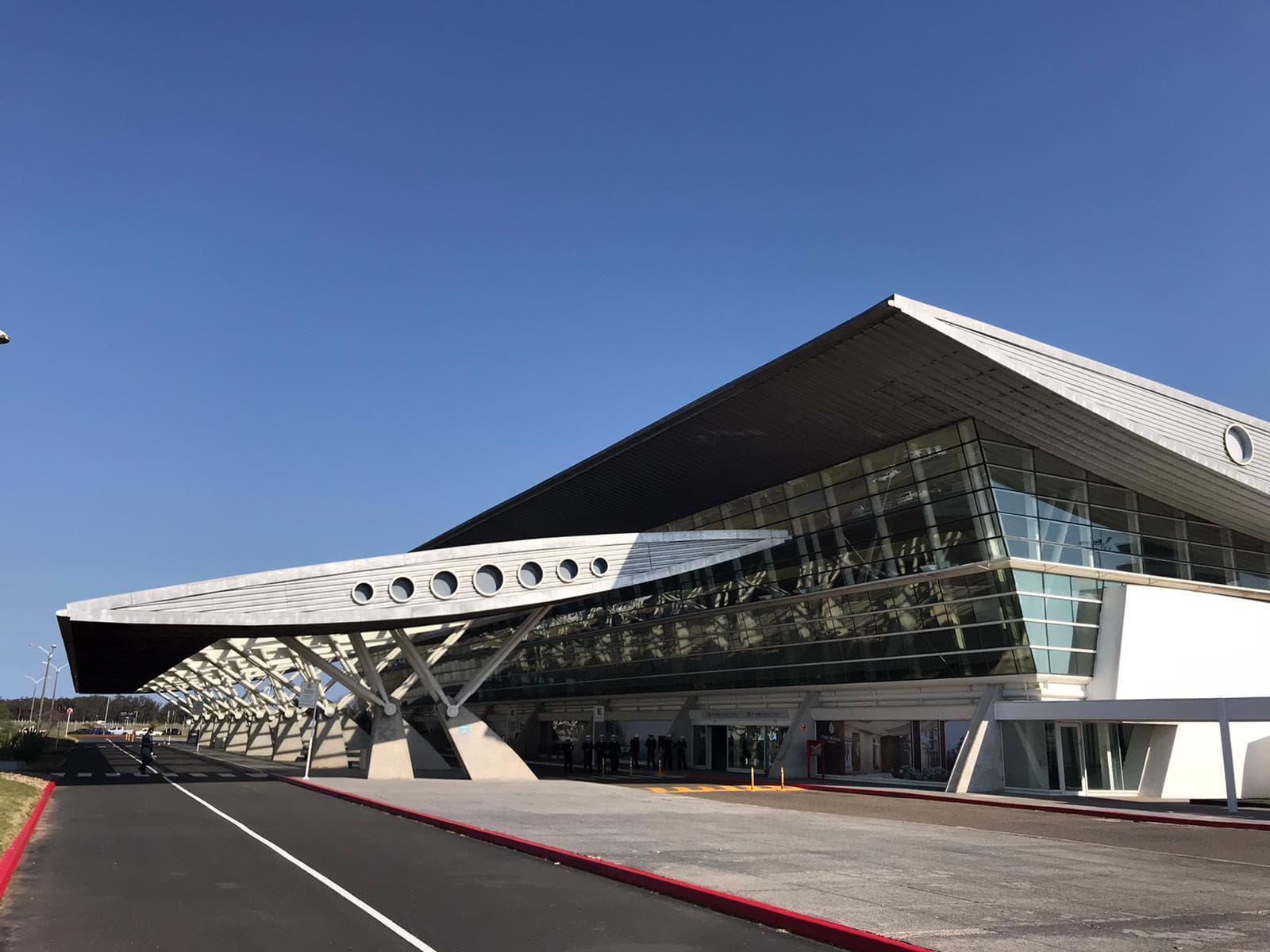 Aeropuerto de Punta del Este inauguró obras de renovación en infraestructura y tecnología