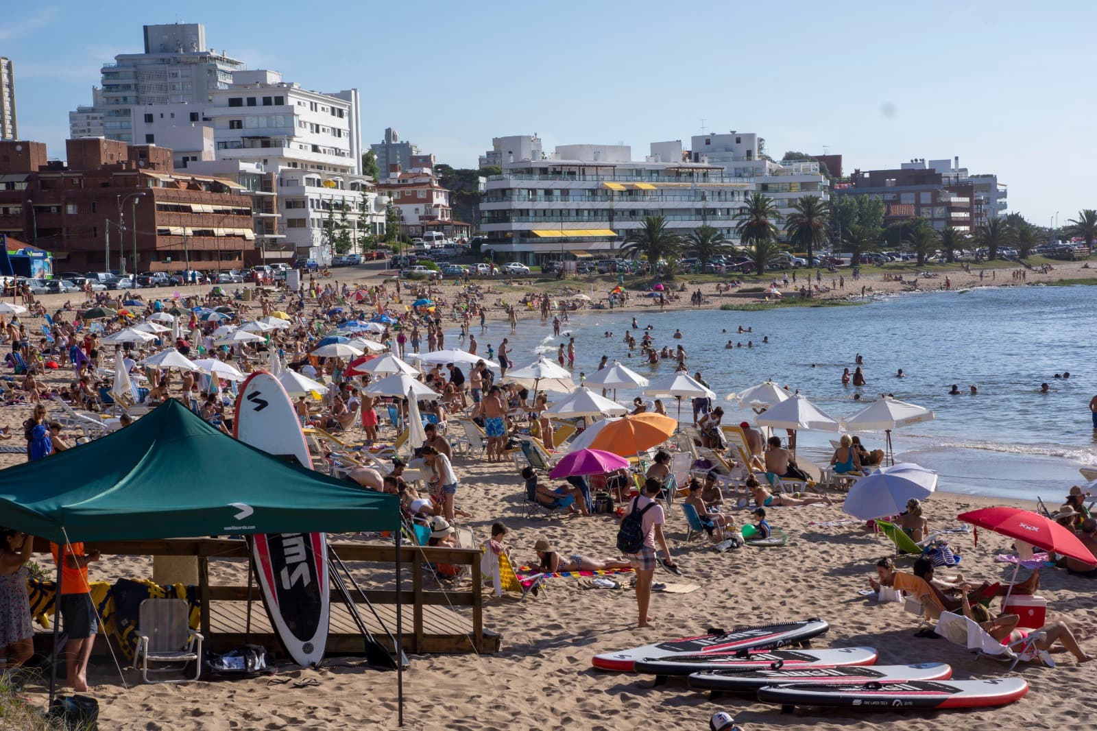 Menos impuestos, más vuelos y vacunas: la fórmula uruguaya para seducir turistas y nuevos residentes